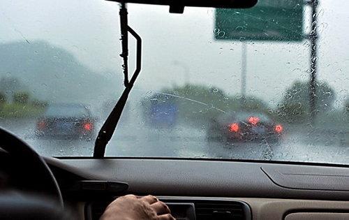 商之旅租車(chē)告訴你雨天租車(chē)駕車(chē)應(yīng)該注意什么